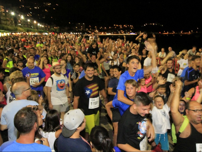 El passeig de Blanes, ple de participants a la caminada. El Punt Avui