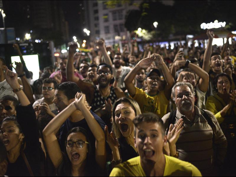 Seguidors brasilers, celebrant el triomf de la seva selecció olímpica en la final de Rio EFE