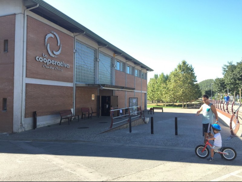 Al centre cívic hi ha punts d'aigua i serveis a disposició dels usuaris de les rutes per a ciclistes, caminants i corredors J.N