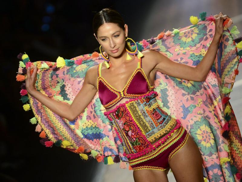 Desfilada de moda de la firma de costura colombiana Agua Bendita al juliol passat, a Medellín.  AFP