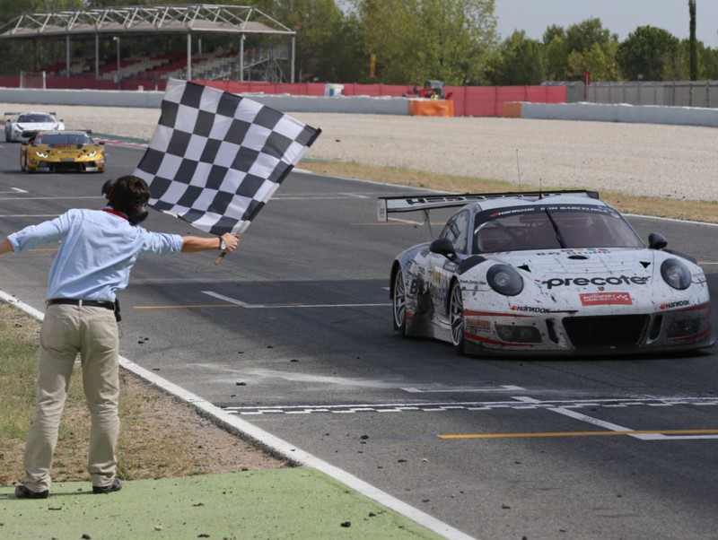 El Porsche vencedor, sota la bandera de quadres MIQUEL ROVIRA / CIRCUITCAT