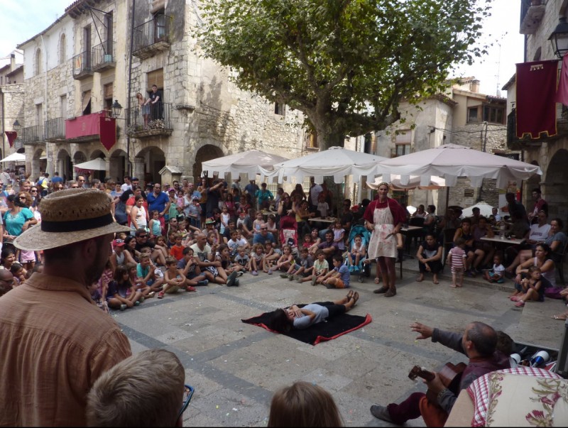 El pont vell ahir a mig matí, ple de gent que entrava al barri vell. R. E