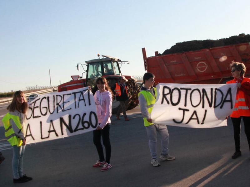 Una de les concentracions que edils i veïns de Vilafant van fer a la primavera del 2015 per reclamar la rotonda J. S