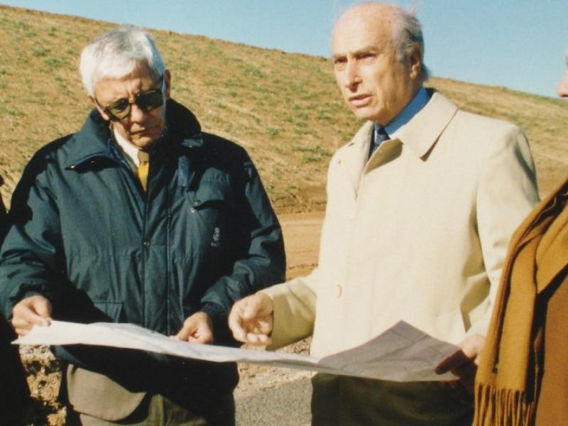 Juan Manuel Fangio (al mig) visita les obres, amb Sebastià Salvadó i Josep M. Bellot, del RACC ARXIU