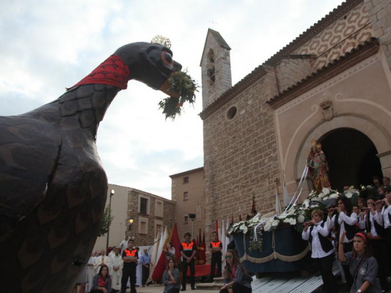 El moment en que ahir a la tarda, la verge sortia del Santuari davant molta espectació. J.F