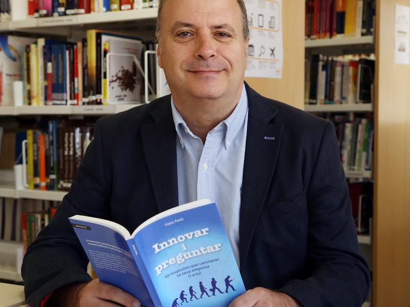 Franc Ponti, aquí a la biblioteca de l'escola de negocis EADA, és professor del GIMCE, Global Innovation Management.  ANDREU PUIG