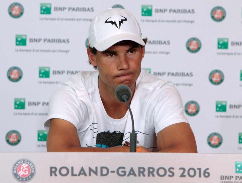 Federer cau en el duel contra Raonic de semifinals de Wimbledon, el seu darer partit del 2016. Nadal anunci que plega de Roland Garros REUTERS / AFP