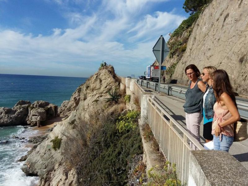 Imatge de la visita d'aquesta setmana de la responsable de Costes a Arenys de Mar amb l'alcaldessa, Annabel Moreno i la regidora de Medi Ambient, Laia Martín A.A