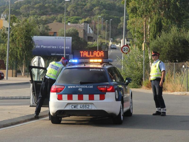 Una patrulla dels mossos, tallant el trànsit a Santa Cristina d'Aro en una foto d'arxiu E. AGULLÓ