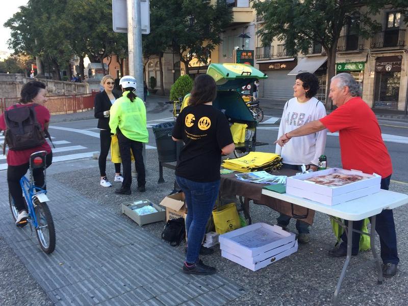 La parada on es regalaven els lots als ciclistes, ahir de les 8 h fins a tocar les 10 h, a plaça Catalunya J.N