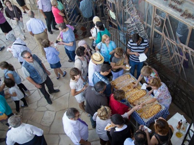 La coca amb raïm és un dels elements més tradicionals de la Festa dels Sants Metges que se celebra avui a Sarral EPN