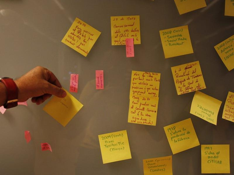 Etiquetes enganxades en una paret durant una reunió en una empresa.  ARXIU/ORIOL AMAT