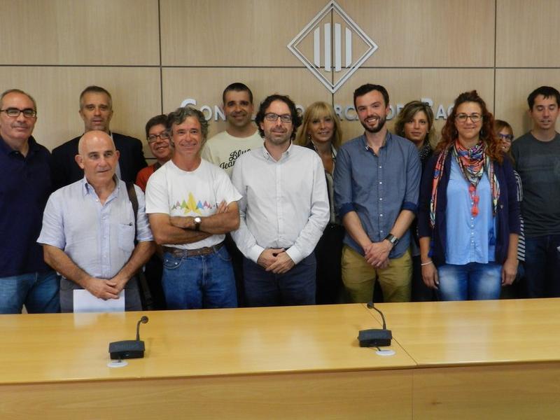 Foto de família després de la signatura dels convenis, amb el president del Consell Comarcal, Agustí Comas, al mig CCB
