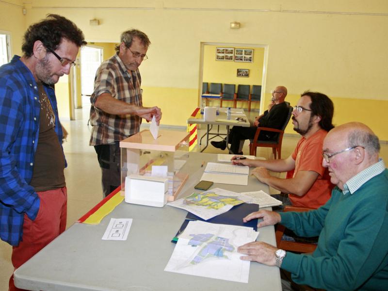 Dos veïns, a punt de votar en la consulta sobre la planta de triatge, ahir al centre cívic de Sant Jaume de Llierca. LLUÍS SERRAT
