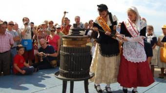 Les pubilles treuen el primer most, a la Festa de la Verema de Sitges. L. MARÍN