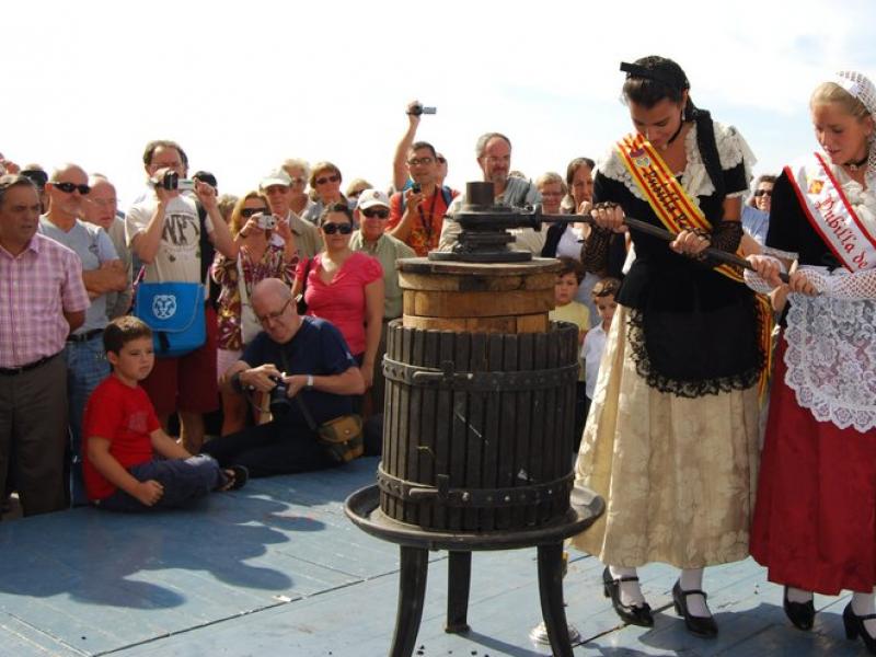 Les pubilles treuen el primer most, a la Festa de la Verema de Sitges. L. MARÍN