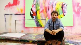 Yago Hortal, a la cambra del seu taller on pinta les seves obres ANDREU PUIG