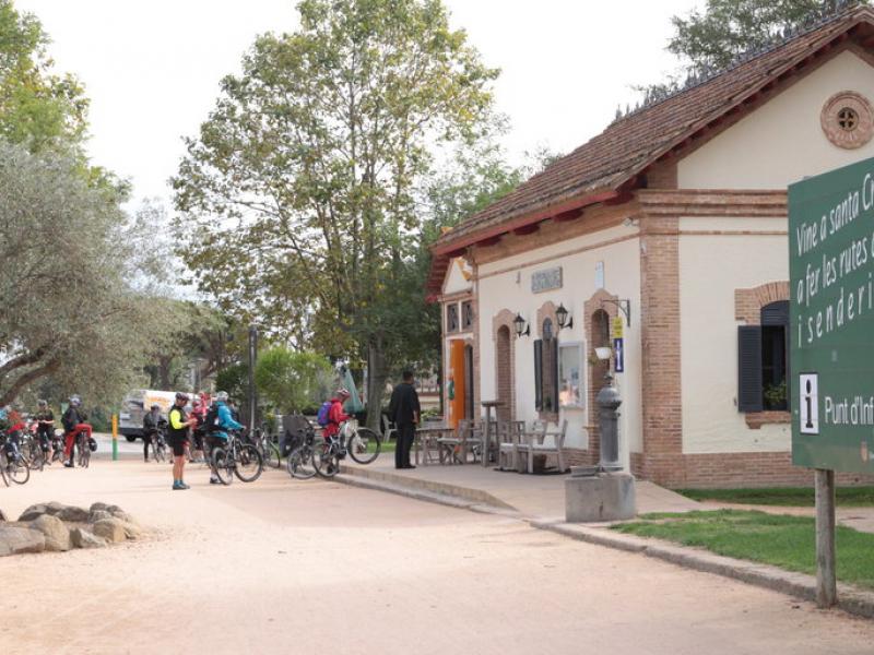 Ciclistes a l'estació de l'antic carrilet, centre neuràlgic de la via verda a Santa Cristina E.A