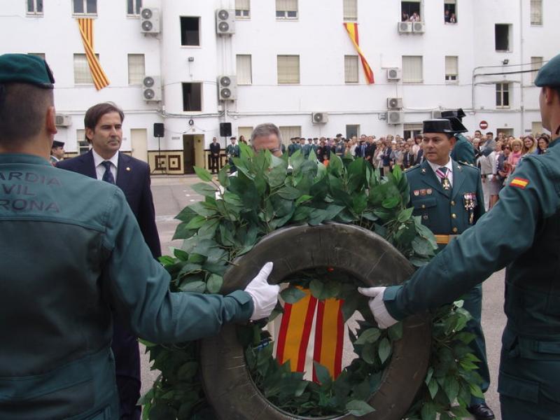 El subdelegat Juan Manuel Sánchez-Bustamante i el tinent coronel Jorge Cumba durant l'homenatge als caiguts TURA SOLER