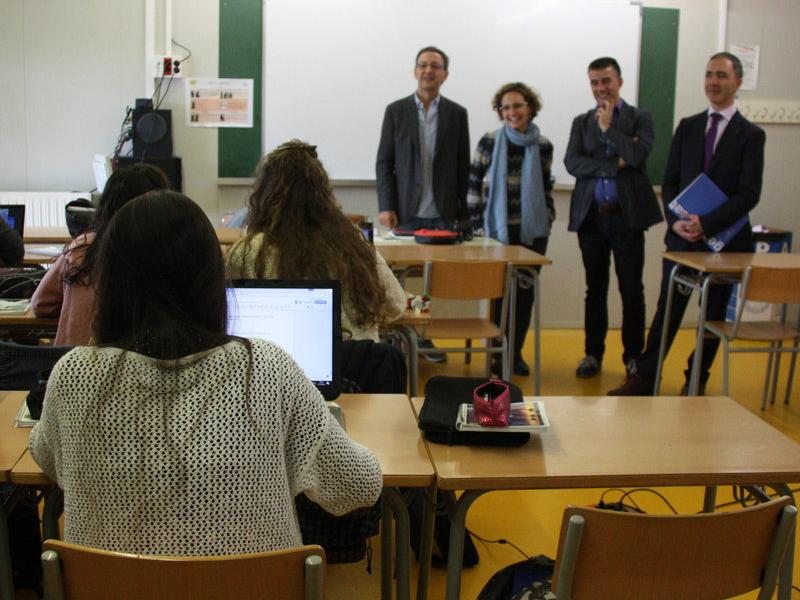 La consellera Ruiz , al fons, durant la seva visita a l'institut Vallvera de Salt. ACN