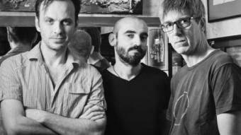 Iván Morales, Jordi Gilabert i David Planas, director i actors d'un muntatge escrit per 4 autores INDÒMITA