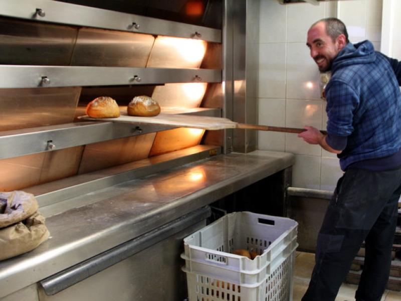El forner Gerard Vilà, de la fleca El Crostó, és un dels productors locals que potencia el producte ecològic i de proximitat ACN