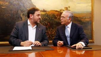 El vicepresident Oriol Junqueras i l'expresident de Caixabank Isidre Fainé, en el moment de firmar l'acord entre la Generalitat i la Fundació Bancària La Caixa ANDREU PUIG