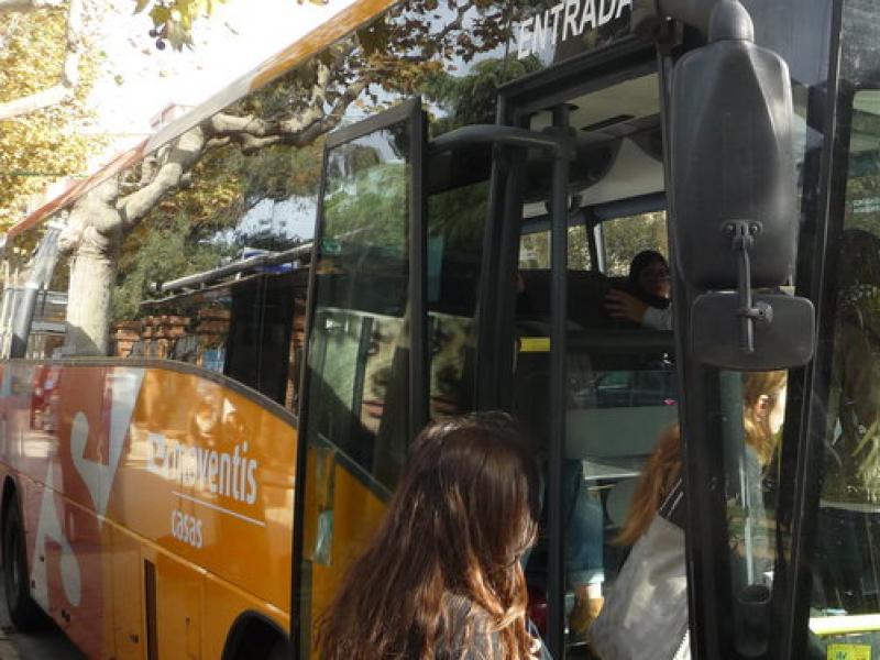 Un dels autobusos que fa el trajecte entre Mataró, Argentona i la Universitat Autònoma de Barcelona, a Bellaterra,a la parada a la capital del Maresme. LL.A
