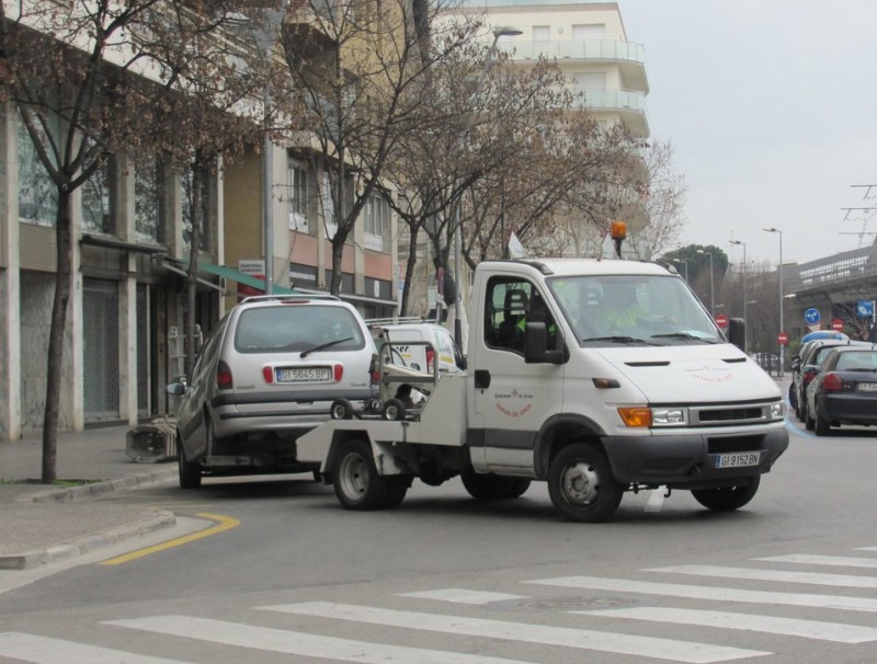 Una grua retira un vehicle mal estacionat D.VILA