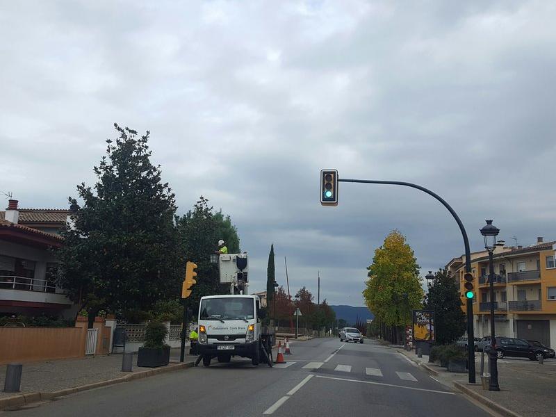 L'empresa Enllumenats Costa Brava, és l'encarregada de fer el canvi de més de 700 punts de llum de la via pública. EL PUNT AVUI