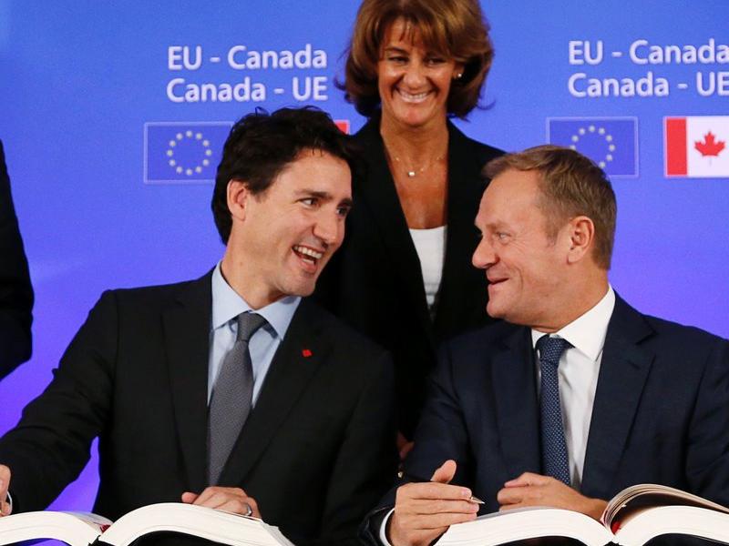 El primer ministre canadenc, Justin Trudeau, parla amb el president del Consell, Donald Tusk.  AFP