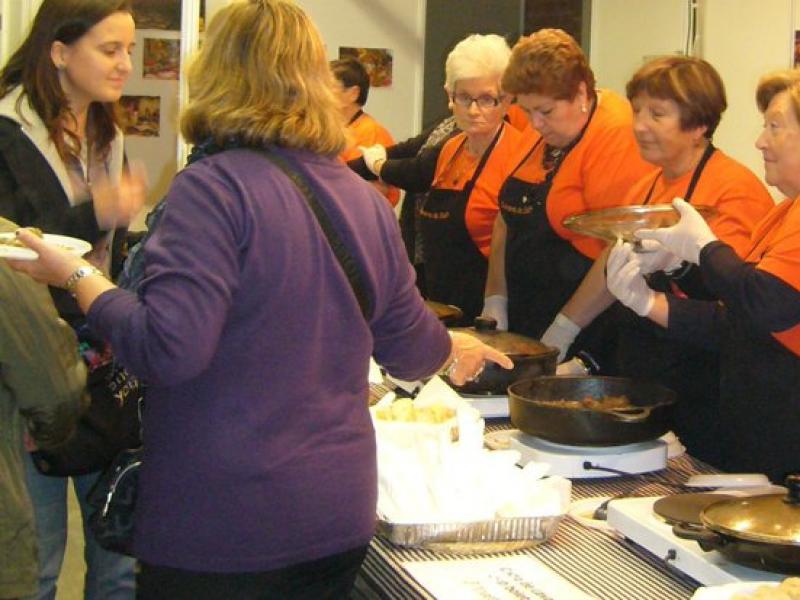 Les cuineres de Salt, participaran en el Dinar Tast Amer que es fa diumenge. EL PUNT AVUI