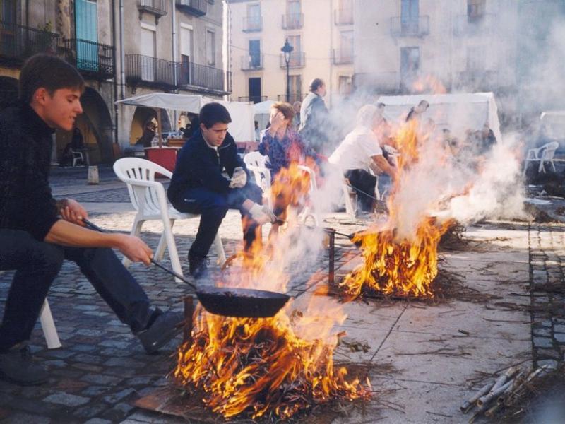 El concurs de torradors de castanyes canviarà de la plaça de la Vila a la del Monestir. EPA