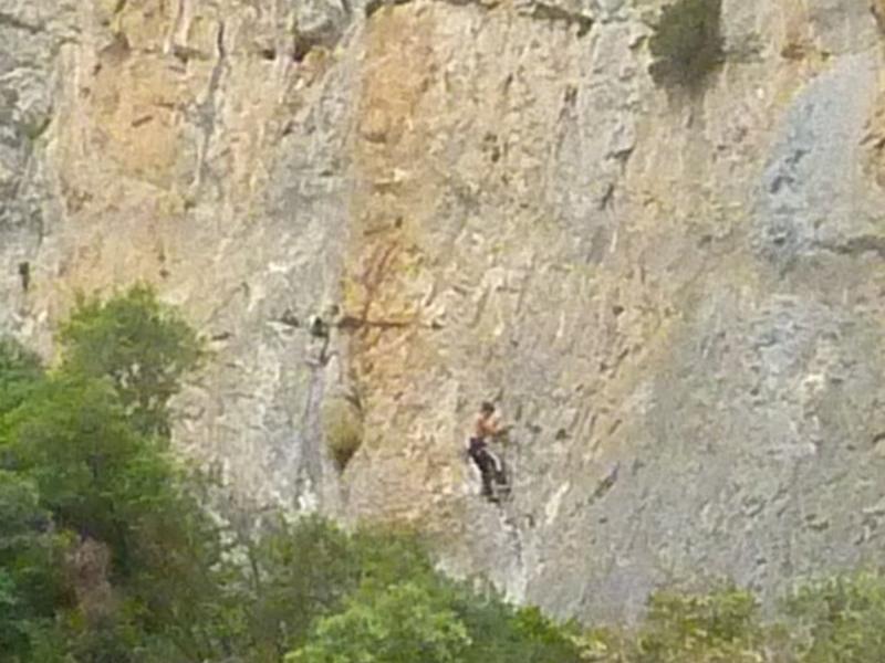 Un escalador en una paret de l'Alta Garrotxa. R. E