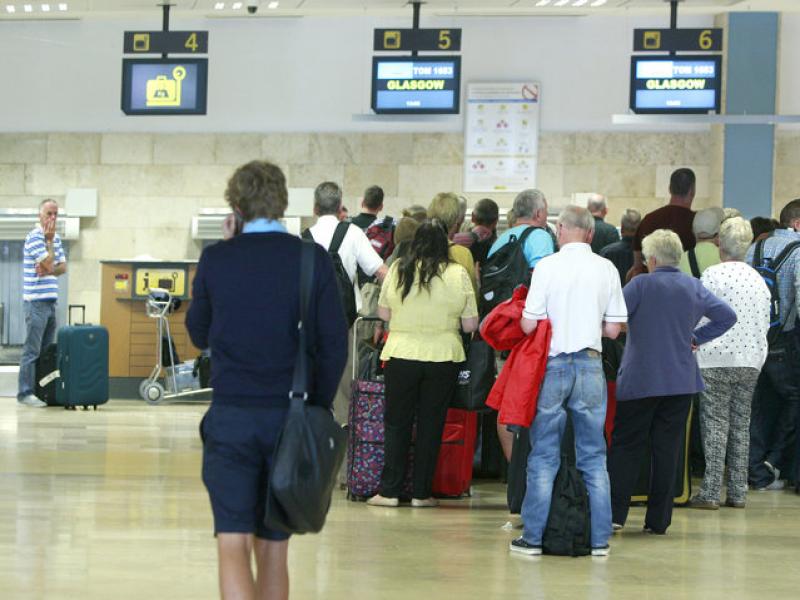 Passatgers a l'aeroport Girona-Costa Brava, a Vilobí d'Onyar, en una foto d'arxiu. LLUÍS SERRAT