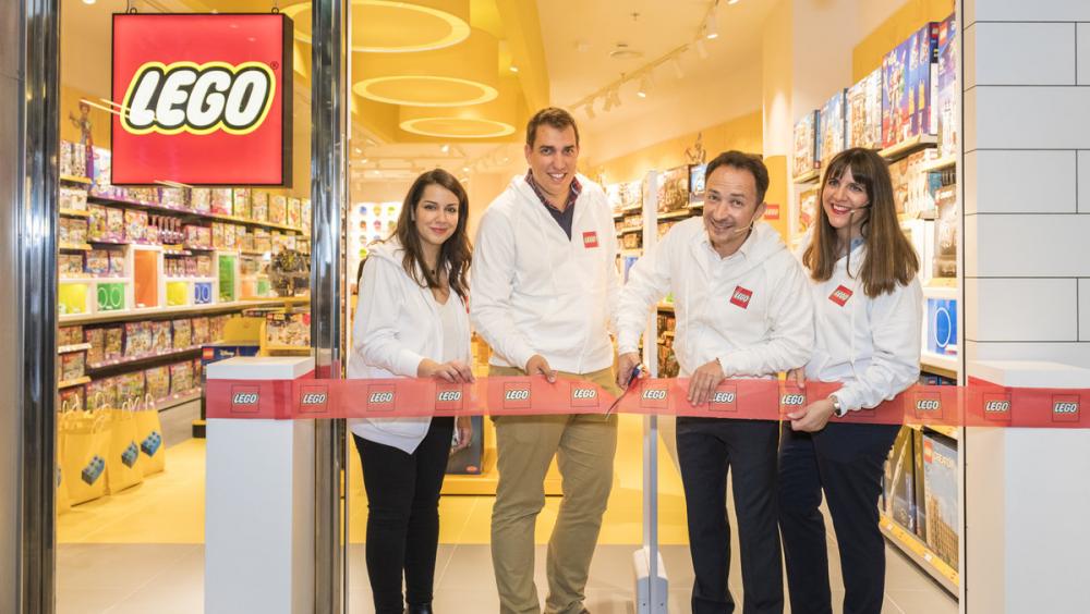 Lego obre a L'Illa de Barcelona la primera botiga a Catalunya | E. GArcia |  Economia | El Punt Avui