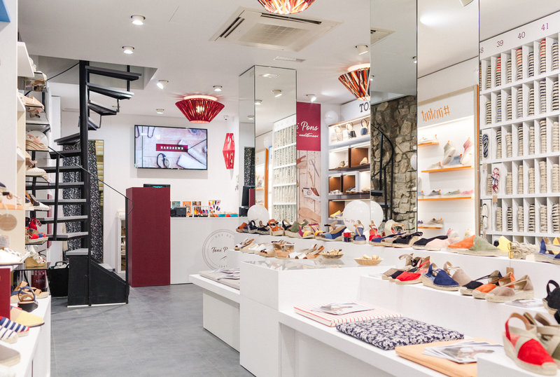 La marca d'espardenyes Toni Pons inaugura la seva primera botiga al PaÍs  Basc | Societat | El Punt Avui