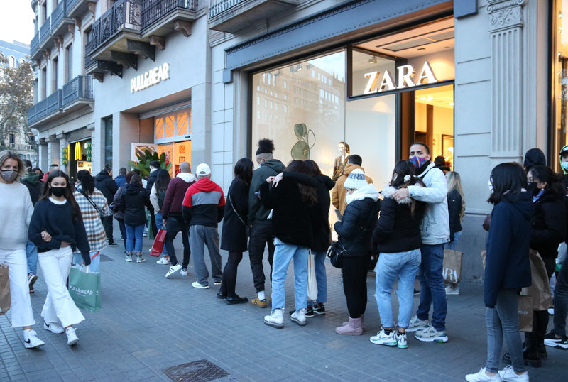 Gran afluència al centre de Barcelona per fer compres de Nadal: “Les cues  són tremendes” | ACN | Barcelona | Societat | El Punt Avui