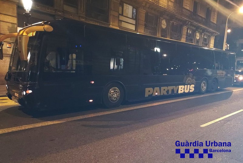 Denunciat un autobús que feia activitat de discoteca per Barcelona amb el  conductor drogat | ACN | barcelona | Societat | El Punt Avui