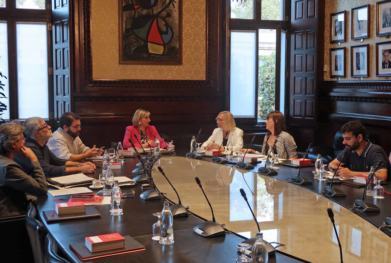 La mesa acorda la reincorporació dels funcionaris amb llicència d'edat |  Agències | Barcelona | Política | El Punt Avui