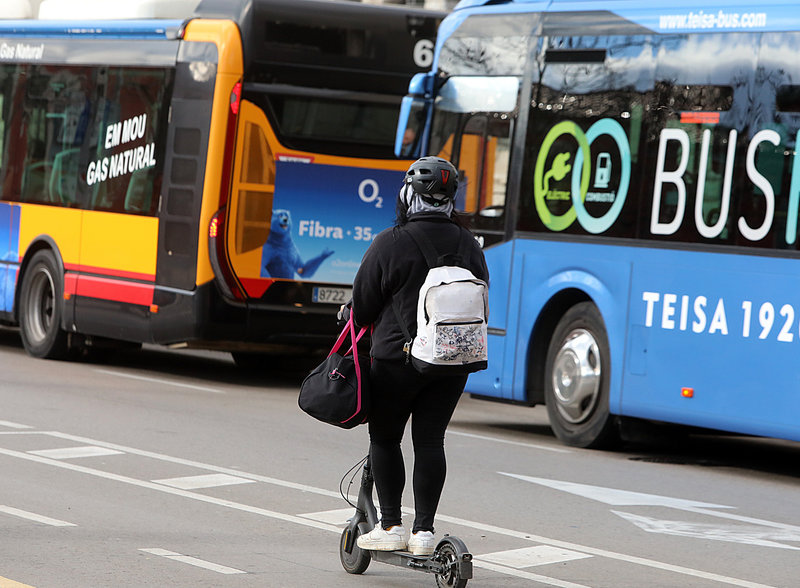Prohibeixen els patinets també als busos de Girona | Maria Saguer | girona  | Societat | El Punt Avui