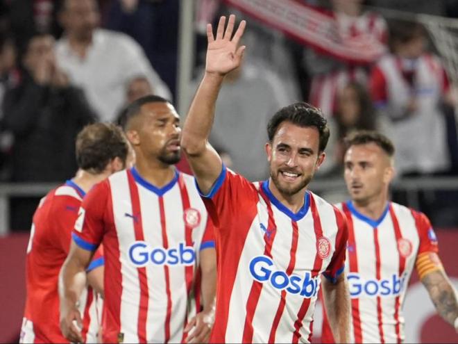 Eric Garcia mostra tants dits com gols ha fet aquest curs amb el Girona