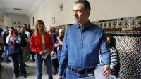 Sánchez, votant aquest diumenge a Madrid, acompanyat de la seva dona