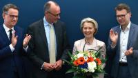 Ursula von der Leyen rep un ram de flors l’endemà de la jornada de les eleccions europees, a Berlín
