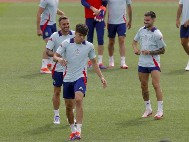 Pau Cubarsí en primer pla, amb Aleix Garcia i Álex Baena fent broma durant un entrenament de la selecció espanyola