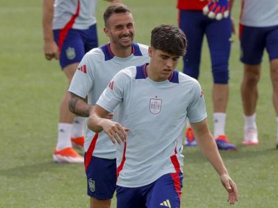 Pau Cubarsí i Aleix García en un entrenament amb la selecció espanyola