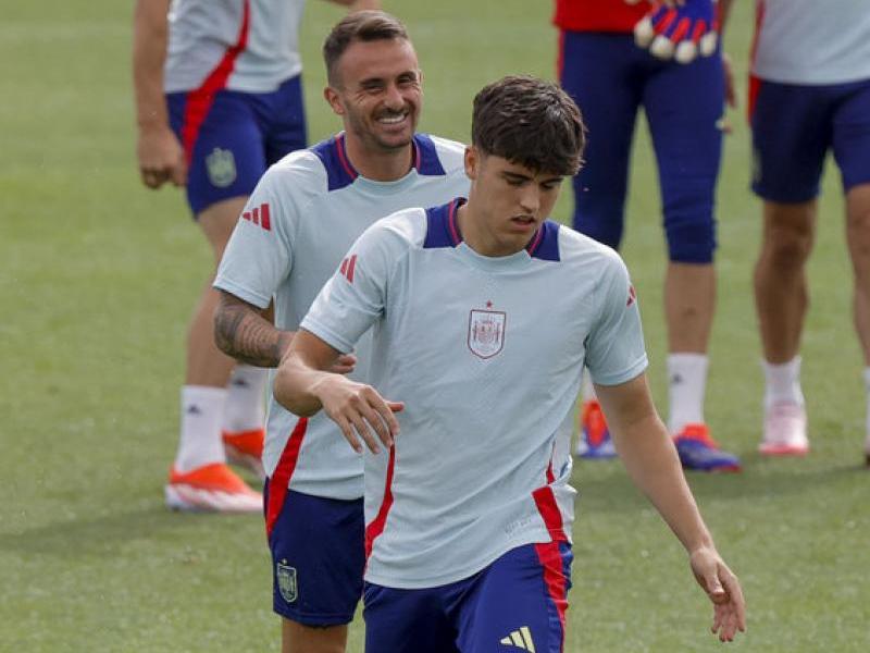 Pau Cubarsí i Aleix García en un entrenament amb la selecció espanyola