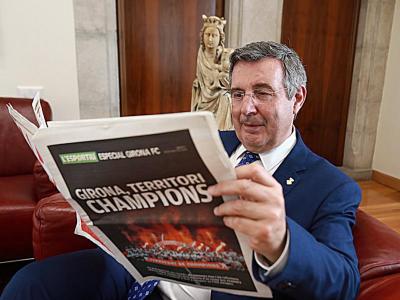 Miquel Noguer , amb l’especial que aquest diari va fer sobre el Girona FC, al despatx de presidència de la Diputació