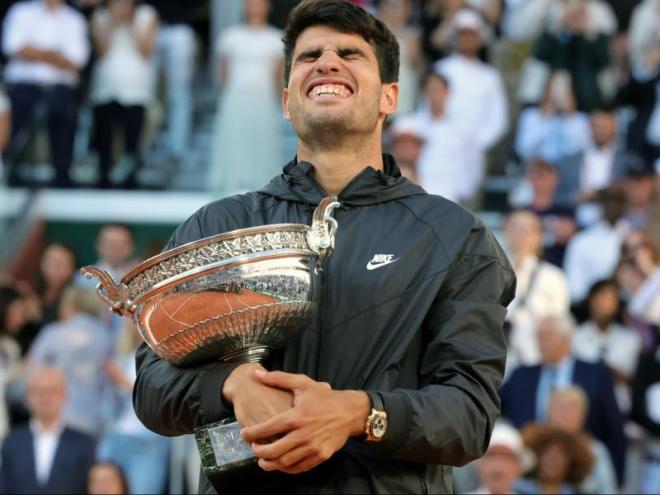 Carlos Alcaraz molt feliç amb el trofeu de Roland Garros