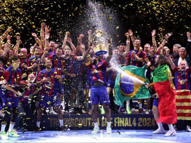 Dika Mem alça el dotzè trofeu de la Champions i desferma l’eufòria de tota la plantilla del Barça